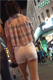 白紧热裤包裹下的紧绷美臀[271M/M2TS]