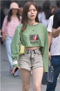 青春热裤大白腿的美眉3A2897[300M]