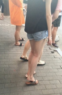 4K-穿着凉拖的街拍热裤黑背心美眉[306M/MOV]