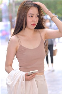 【街拍之魂赛帖】照镜子的紧身美女MJ2058[3.29G]