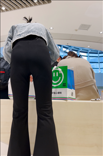 细屯紧身黑裤小姐姐KL201[1.59G]