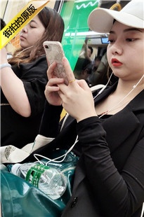 4K-地铁上的气质美腿美女[1.08G/MP4]