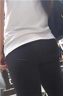 黑色紧身裤小翘臀美眉像是在等谁呀[255M/MP4]