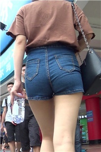 近距离跟拍牛仔热裤美眉，似乎闻到了臀香[370M/MTS]