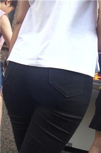 超紧包臀黑裤美少女[310M/MP4]