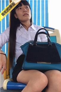 公交上遇到白领白腿美女OL [773M/MOV]