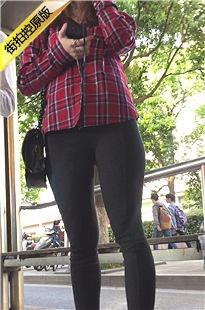 黑色紧身裤洋妞等公车，暴路前三角[874M/MOV]