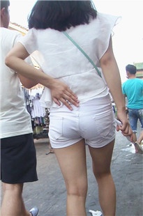 白色热裤美眉一直摸PG，貌似没穿内内[321M/MP4]