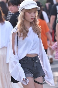 玩狗狗的美女3A3250[2.3G]