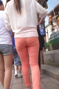 小巧饱满的紧绷粉裤妹子 内裤隐约可见[45M/MP4]