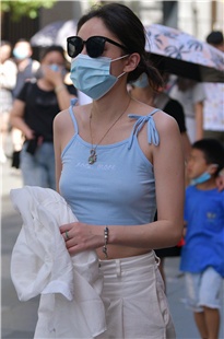 震惊，豪放的小姐姐3A2427[681M]