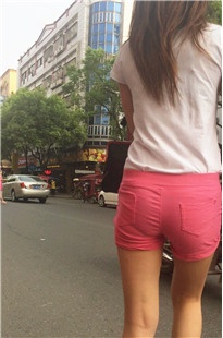 高跟红色热裤美眉[151M/MOV]