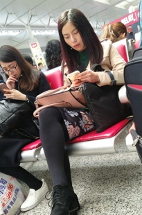 4K-高铁站候车的黑丝包臀裙长发女子[710M/MP4]