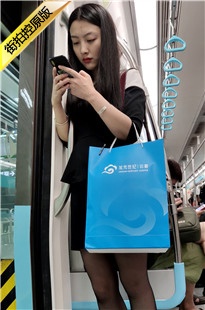 4K-地铁上的黑色丝腿极品美女[986M/MP4]