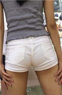 【带子狼原创作品】性感紧身白色短裤大学妹[1.95G/MP4]