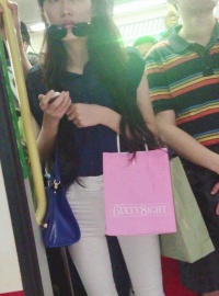 搭乘地铁的白裤苗条MM [281M/MP4]