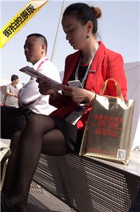 4K-红衣黑丝美眉挑鞋[2.61G/MP4]