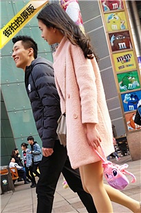 街拍粉色外套毛衣肉丝细长腿美眉[386M/MP4]