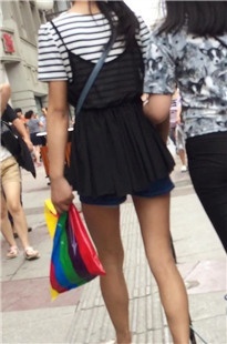 街拍两个妹子,一MT一肥臀[374M/MOV]