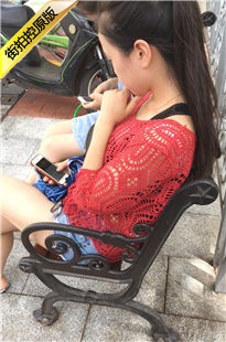 坐在椅子上休息的镂空上衣热裤美眉[355M/MOV]