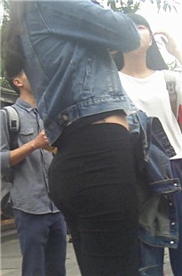 黑色紧身裤美眉好像是丁字裤哦[219M/MP4]