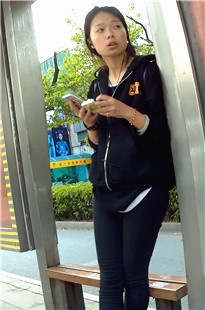 黑色紧身裤学生媚，站台交叉双腿，PP姿势真撩人[601M/MP4]