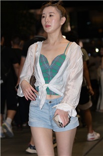 街拍热裤美腿3A7380[2.32G]