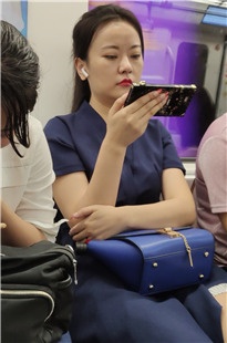 4K-地铁上的蓝裙美女[500M/MP4]