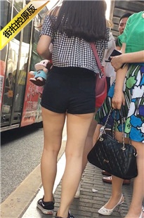 等公交车的黑色紧绷牛仔热裤极品圆润翘臀美眉[383M/MOV]