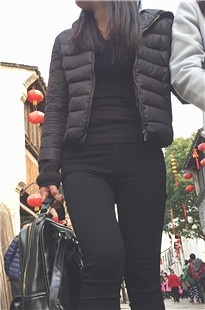 正面捕获黑色紧身裤美眉的前三角区[799M/MOV]