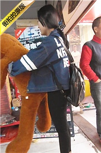 买大狗熊的黑色紧裤白松糕鞋可爱女孩[579M/MP4]