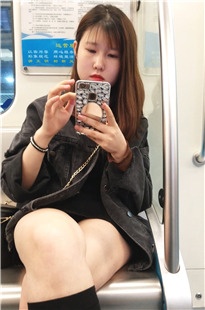 4K-地铁上的小美女[432M/MP4]