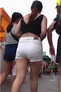 丰满圆臀热裤妹子，紧绷迷人[95M/MTS]