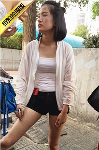 路边吃小吃的白衣黑色热裤翘臀小妹，月牙儿真诱人[450M/MOV]