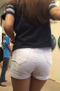 近拍参观展览的美女大学生，白里透着红的紧致翘臀[256M/MOV]