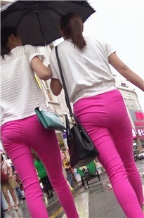 两个粉色紧身裤美眉[878M/MTS]