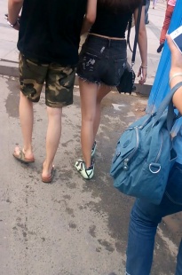 热裤美眉的腿好白好修长[83.3M/MP4]