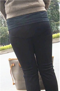 等车的饱满翘臀黑裤美女[92.7M/MP4]