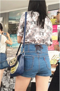 性感高腰热裤MT小妹参观展览[160M/MOV]