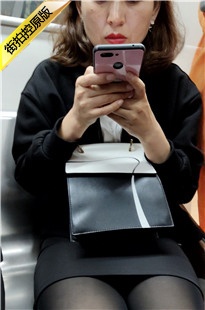 4K-地铁上的丝腿美妇[615M/MP4]