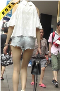 【幽明作品】超短性感热牛长腿美眉[MP4/466MB]