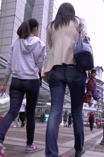 跟拍两个牛仔裤美眉[1.01G/MP4]