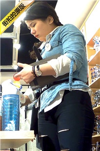 超紧身黑裤性感肥臀，撅着PP好辛苦，三角区都勒出来了[1.4G]