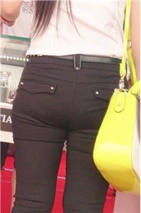 正在买东西的黑色布裤MM，夹得很紧[185M/MP4]