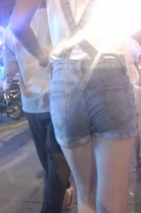 背带牛仔裤小妹妹，都勒进去了[23.7M/MP4]