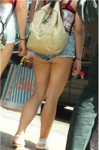 两个极品丰满圆臀牛仔热裤学生美眉，屁屁太诱人了[577M/MP4]