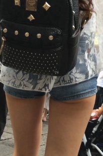 蓝牛紧绷热裤白腿美眉，屁蛋都路出了[908M/AVI]