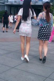 清新脱俗的包臀花短裙小妹[95.5M/MP4]