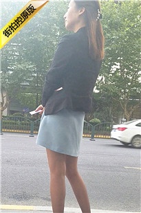 公交站候车的蓝色短裙高跟好身材美眉[503M/MP4]