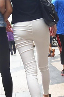 黑白配两个美眉紧身裤各有各的诱惑[269M/MP4]